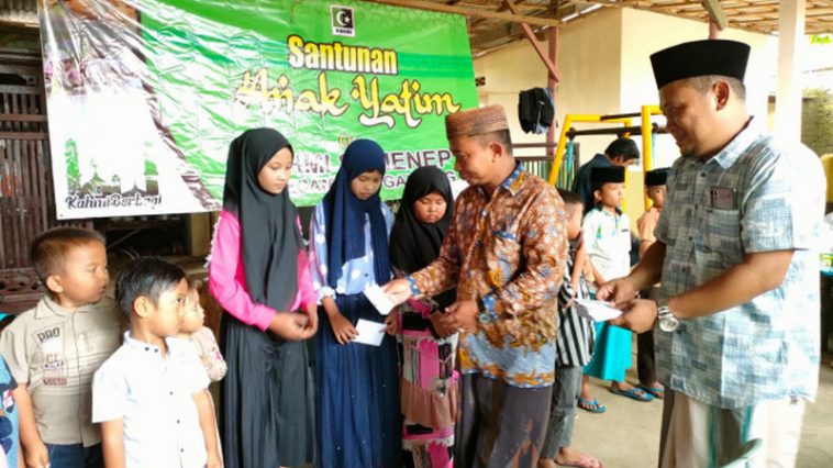 Penyerahan santunan kepada anak yatim oleh KAHMI Kecamatan Ganding, Kabupaten Sumenep, Jawa Timur (Jatim), di Desa Billapora Barat, pada Minggu (9/1). Dokumentasi pribadi